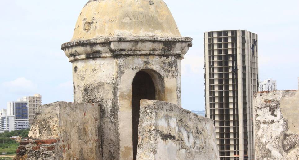 Hasta la Unesco se metió en la polémica y le pidió al Gobierno demoler el edificio (al fondo en la foto) porque considera que pone en riesgo a las murallas de Cartagena, declaradas Patrimonio Histórico y Cultural de la Humanidad en 1984. FOTO: EFE