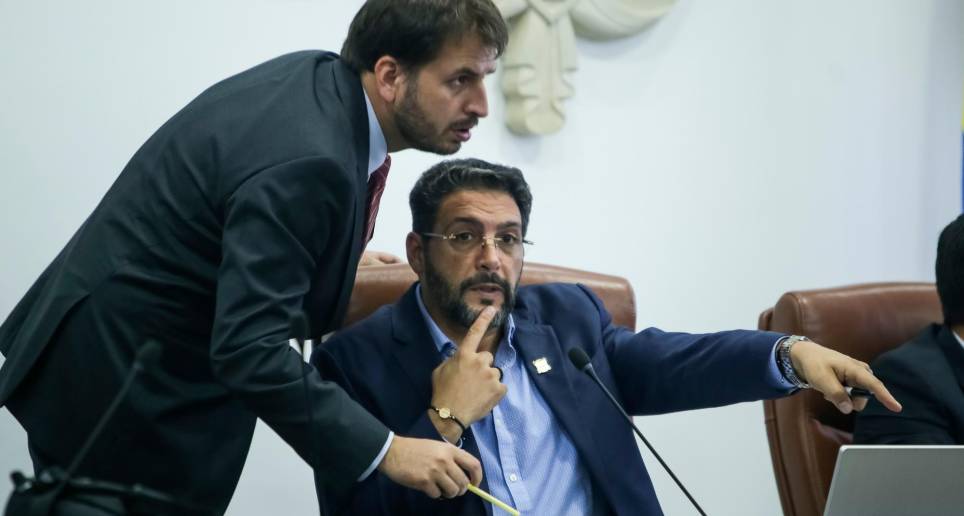 Los representantes Andrés Forero y Agmeth Escaf durante el debate. Forero ha sido uno de los férreos opositores de la reforma. FOTO COLPRENSA
