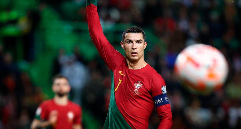 Ronaldo, de 38 años de edad, sigue brillando en el fútbol mundial. Este jueves marcó dos goles con Portugal. 