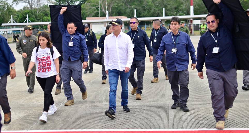 El presidente Gustavo Petro llegó a Caucasia tras 20 días de paro minero. Momentos antes a su arribo a la zona hubo hostigamientos a la fuerza pública. FOTOs Cortesía