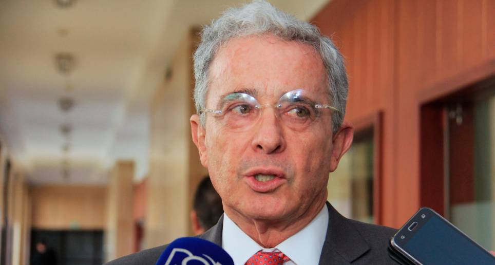 Álvaro Uribe Vélez, por ahora, sigue vinculado al proceso por fraude procesal y soborno a testigos. FOTO COLPRENSA 
