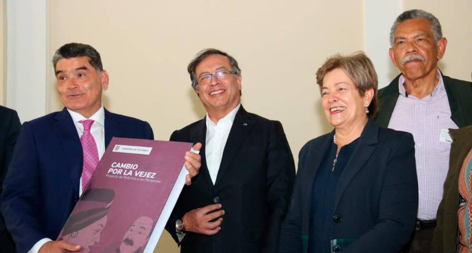 El presidente, Gustavo Petro, y la ministra de Trabajo, Gloria Inés Ramírez, lideraron la radicación del proyecto en la tarde de este miércoles. FOTO PRESIDENCIA 
