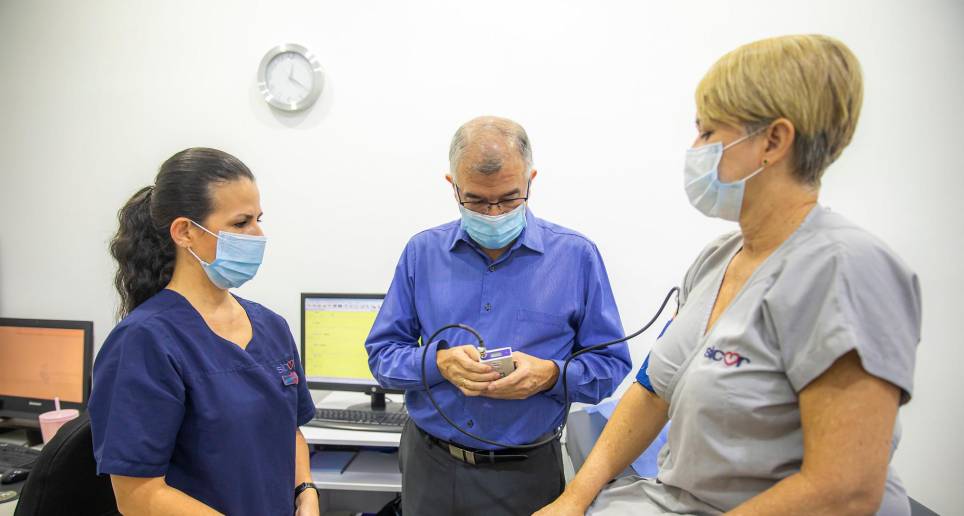 El doctor Dagnóvar Aristizábal con la grabadora que mide los datos del paciente las 24 horas. FOTO Carlos Velásquez. 