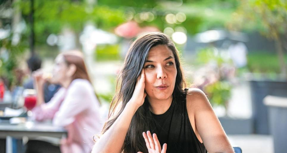 Laura Mora es la directora de cine más destacada en el panorama colombiano, ahora codirige la serie de Cien años de soledad para Netflix. FOTO Camilo Suárez.