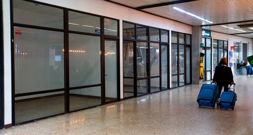 Comercio en el aeropuerto José María Córdova bajó 50% por cierre de Viva y Ultra air