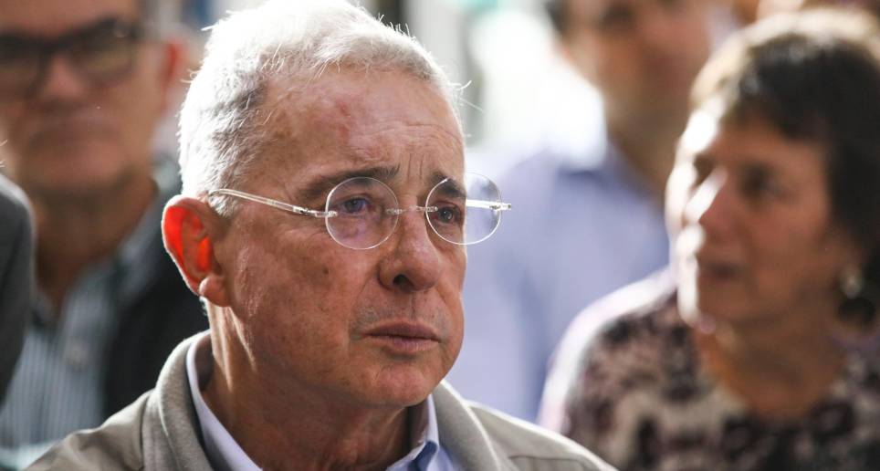 La juez 41 de conocimiento de Bogotá decidió este martes no precluir el caso contra el expresidente Álvaro Uribe Vélez por el presunto delito soborno a testigos. FOTO ESNEYDER GUTIÉRREZ