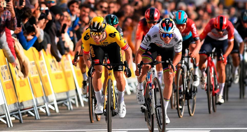 El esloveno Primoz Roglic (de amarillo), se impuso en el sprint final de la primera etapa de la Vuelta a Cataluña al neerlandés Remco Evenepoel (de blanco), que es el actual campeón del Mundial de Ciclismo. FOTO Getty
