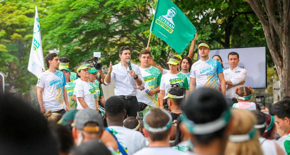 Esteban Restrepo lanzó su candidatura en marzo pasado. Muchos lo han criticado porque está haciendo una campaña anticipada, pues no tiene que recoger firmas, en tanto tiene aval de Independientes. FOTO Cortesía