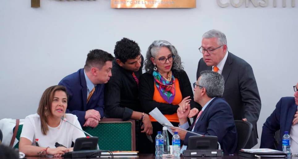 En el Congreso estuvieron presentes los ministros de Agricultura, Jhenifer Mojica (izquierda), y los de Justicia, Néstor Osuna, e Interior, Luis Fernando Velasco (derecha). FOTO CORTESÍA
