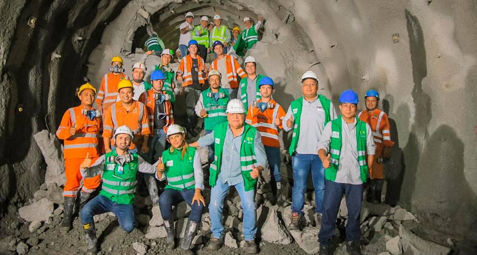 La galería de rescate es un tubo que va anexo al principal y que será utilizado en casos de emergencias. Obreros celebraron el logro alcanzado. FOTO: CORTESÍA