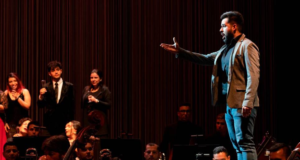 El tenor Andrés Agudelo en uno de los ensayos de La Traviata. FOTO Cortesía 