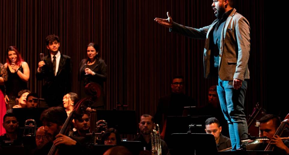 El tenor Andrés Agudelo en uno de los ensayos de La Traviata. FOTO Cortesía 