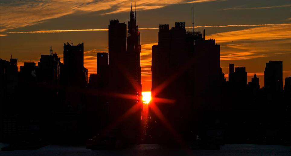 Cada año entre los rascacielos de la Gran Manzana se posa el sol y los aficionados a la fotografía tienen una cita fija con el “Manhattanhenge”. FOTO: Getty Images