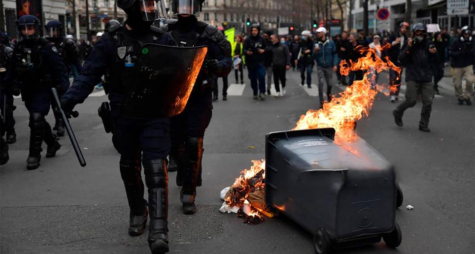 En las calles de París se recrudecieron las protestas por cuenta de la reforma pensional propuesta por Emmanuel Macron. Manifestantes denuncian extralimitación de la fuerza policial. FOTO Getty