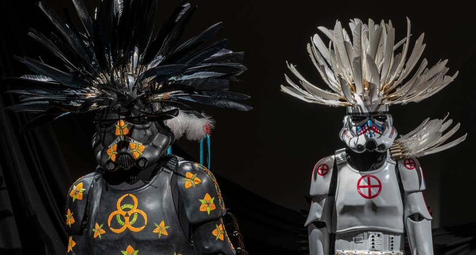 Obra del artista Rory Wakemup de la cultura nativa americana de los anishinaabeg. FOTO Efe