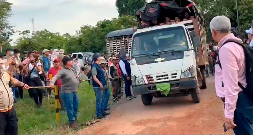 Tras la firma de un protocolo, los campesinos entregaron a los secuestrados a una comisión de la Defensoría del Pueblo. “Las personas recibidas se encontraban en aparente buenas condiciones”, destacó la entidad. FOTO Ministerio de Defensa