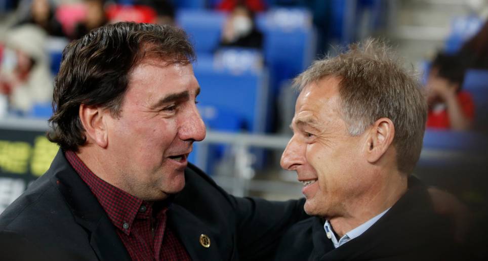 Néstor Lorenzo saludando al técnico de Corea del Sur, Jürgen Klinsmann. Un reencuentro después de que ambos, como jugadores, disputaran la final de Italia 90. FOTO EFE
