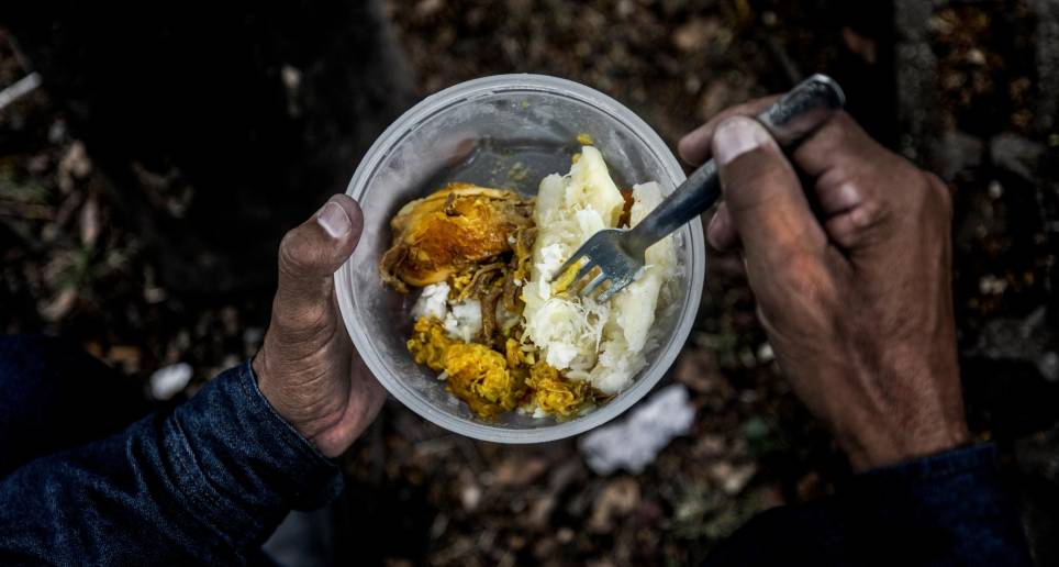 Muchos trabajadores prefieren los platos caseros por economía y sabor. Foto: Camilo Suárez Echeverry