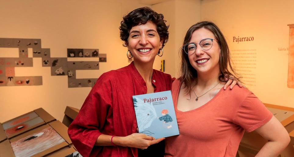 Las autoras darán un taller de escritura e ilustración en Casa Tragaluz, donde se exponen los dibujos del libro. FOTO Jaime Pérez