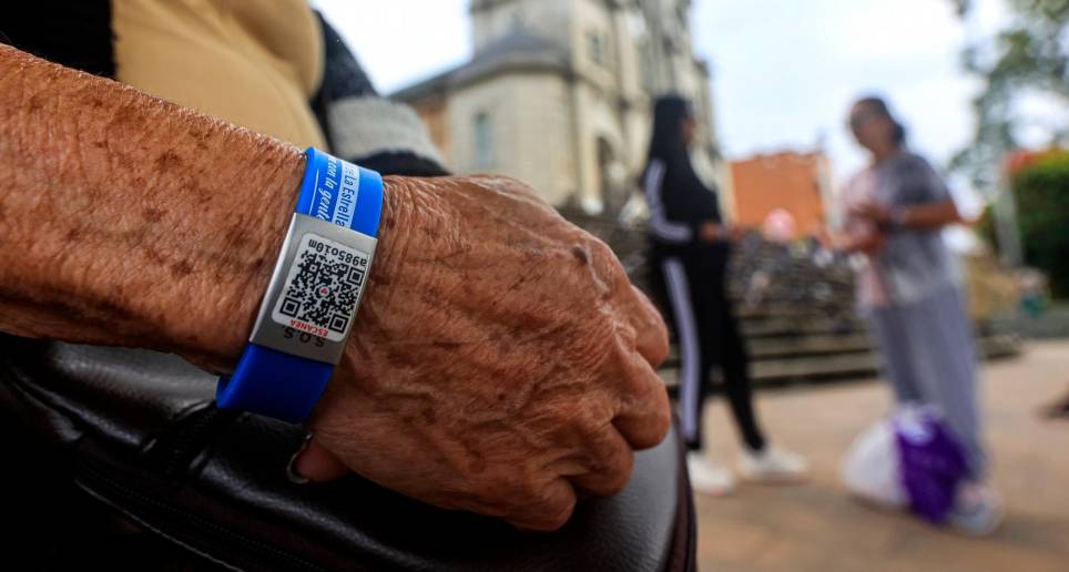 Varios de los adultos mayores de La Estrella muestran los brazaletes médicos con el código QR integrado que les ha entregado la Alcaldía Hasta ahora se han entregado 3.000 a esta población. FOTO Manuel Saldarriaga