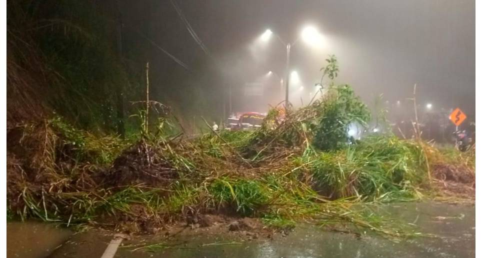 La vía quedó completamente cerrada por varias horas a la altura de El Descanso del Amor. FOTO: CORTESÍA DEVIMED