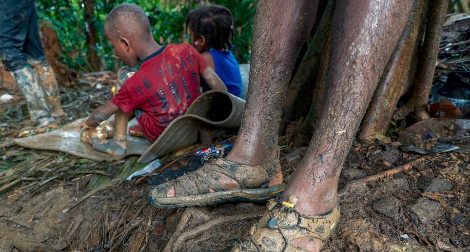 La cantidad de niños, niñas y adolescentes que cruzan el Tapón del Darién podría llegar a niveles récord en 2023. FOTO: Manuel Saldarriaga Quintero