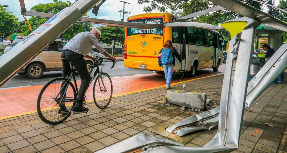 Este paradero, en la carrera 80 con la calle 57, en el barrio Los Colores, está destruido desde el pasado 12 de febrero por un accidente de tránsito. Hasta ayer, nadie lo había arreglado. FOTO ESNEYDER GUTIÉRREZ