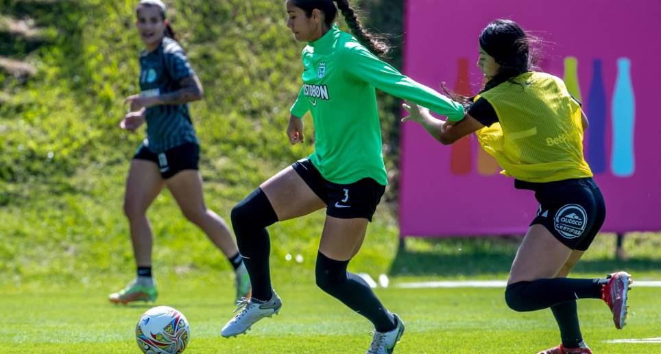 Ángela Barón, de verde, es titular indiscutida de Atlético Nacional. Viene de ser subcampeona de la Copa América y cuarta en el Mundial Sub-20 con la Selección Colombia. FOTO Juan Antonio Sánchez 