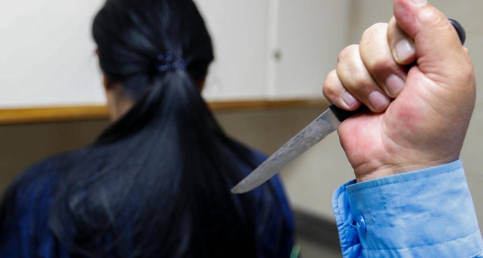 El sospechoso habría violado una orden de alejamiento emitida por una Comisaría de Familia según las autoridades. Imagen dramatizada para ilustrar el ataque con arma blanca a una mujer. FOTO: MANUEL SALDARRIAGA QUINTERO