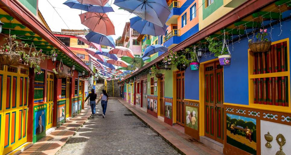Guatapé, con sus colores y su arquitectura de balcones y zócalos es uno de los pueblos más turísticos. FOTO Juan antonio Sánchez
