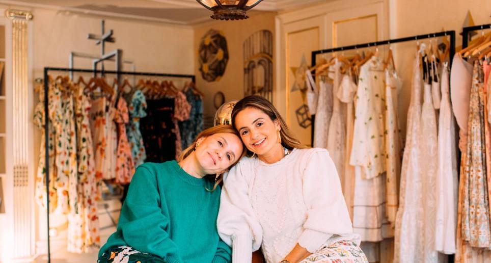Catalina Álvarez (izquierda) y Mariana Hinestroza, cofundadoras de la marca Agua Bendita. FOTO Cortesía 