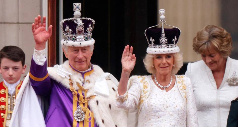 El rey Carlos III y la reina Camila en el balcón del Palacio de Buckingham. FOTO Getty