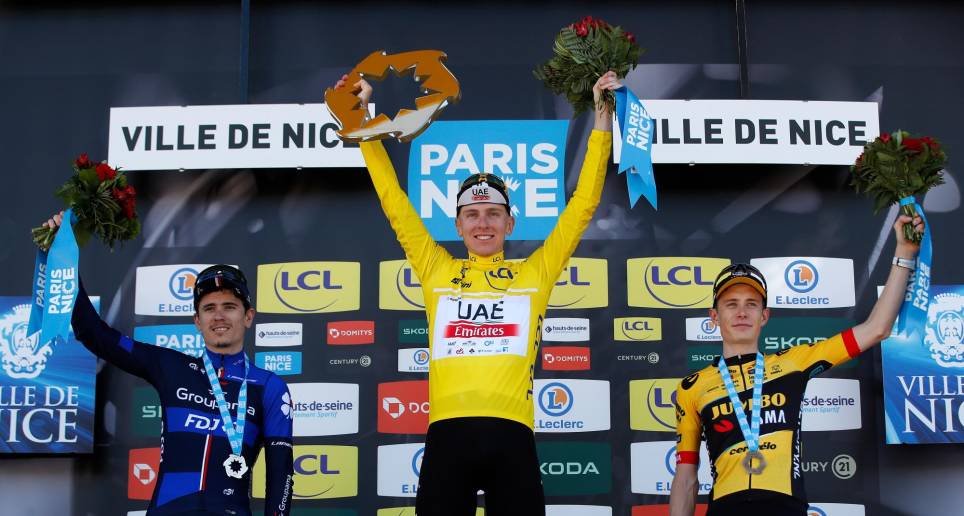 El festejo de Tadej Pogacar en el podio de la París-Niza, junto al danés Jonas Venegaard y el francés David Gaudu. FOTO EFE