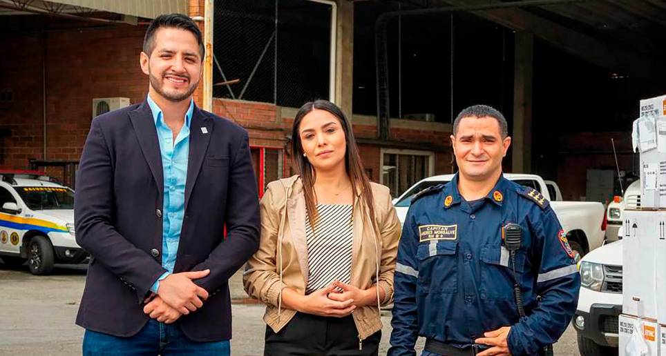 En diciembre pasado la Alcaldía de Medellín presentó los nuevos equipos comprados para los bomberos, en una rueda de prensa encabezada por la directora del Dagrd, Laura Duarte (centro). FOTO CORTESÍA ALCALDÍA
