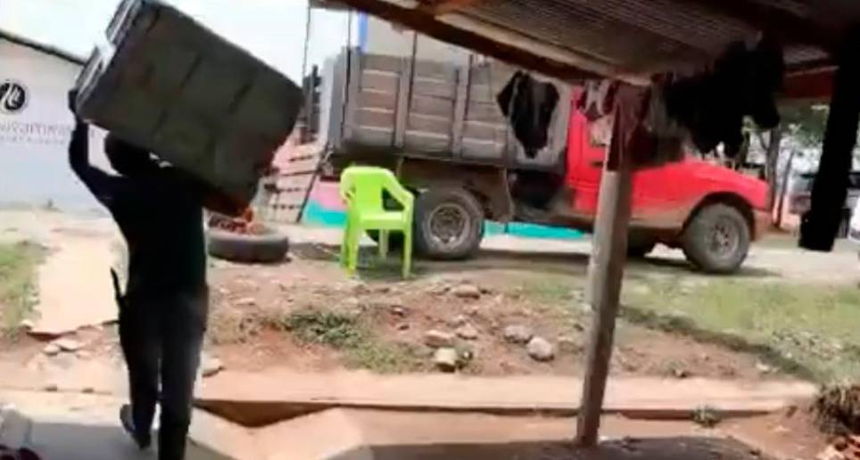 En un video publicado por Comunes se observa lo que parece ser el acarreo de los desplazados del Etcr de Mesetas. FOTO: CORTESÍA.