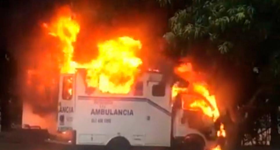 Esta fue la ambulancia incendiada en cercanías de una estación de gasolina de Caucasia. FOTO: CORTESÍA