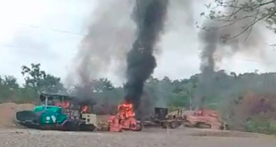 Así quedaron las tres máquinas incendiadas por hombres encapuchados en Cáceres. FOTO: CORTESÍA