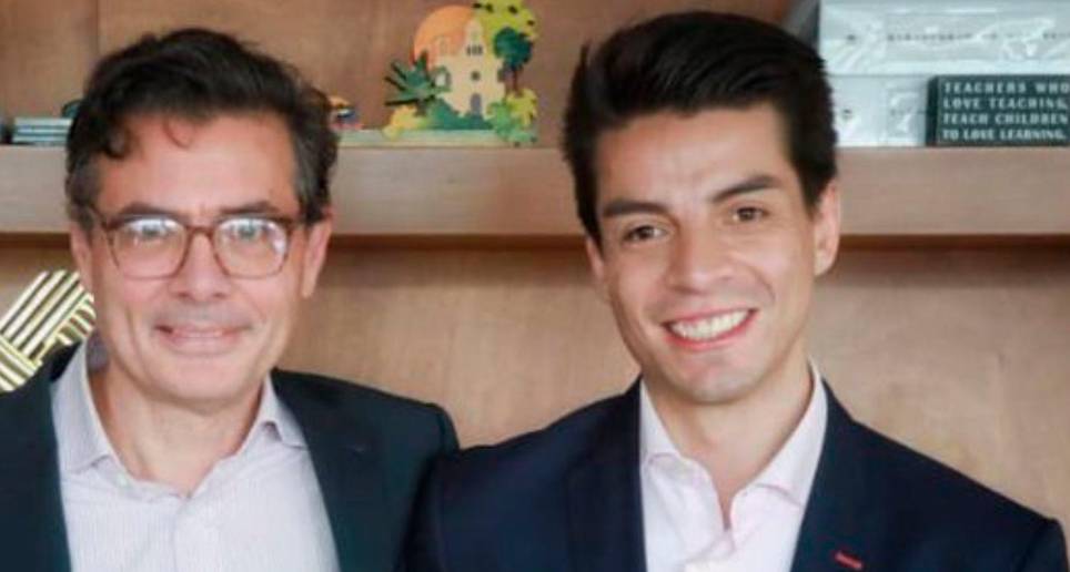 Nicolás Ávila (der.) era uno de los hombres de confianza del exministro Alejandro Gaviria en el ministerio de Educación. FOTO: TOMADA DE TWITTER