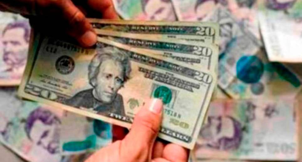 En la sesión, la divisa estadounidense terminó con un precio promedio de $4.835,76, lo que significó una subida de $99,73 respecto a la TRM. FOTO Archivo