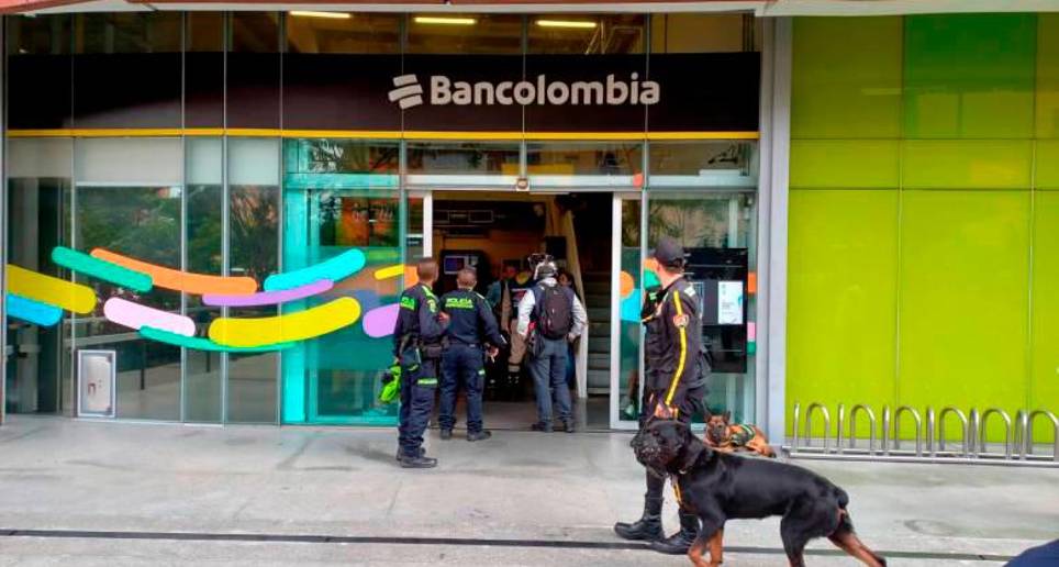 Se metieron a robar un banco en centro comercial cerca de Ruta N y se armó una balacera