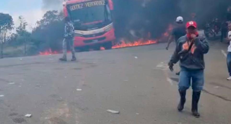 Los manifestantes, en medio de las confrontaciones con el Esmad, intentaron incendiar un bus de transporte intermunicipal. FOTO: CORTESÍA