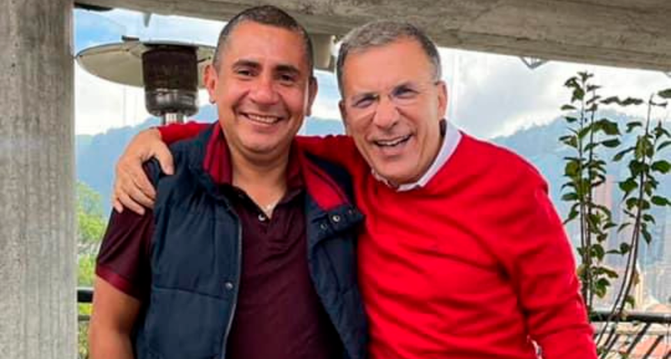 Pese a que Roy Barreras trató de mostrarse distante de John Jairo Uribe (el denunciado), hay imágenes que demuestra que ha sido un asesor de su entera confianza en los últimos años. FOTO CORTESÍA