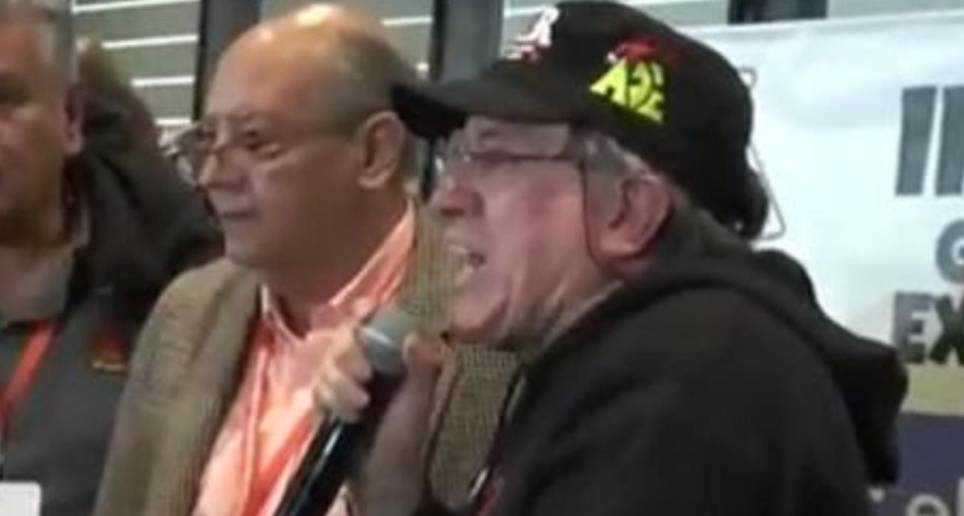 A la izquierda de camisa rosada, Carlos Rivas, presidente de Fecode. En el lado derecho con gorra negra, el asistente que sostuvo la discusión. FOTO: Pantallazo video oficial Youtube Fecode 