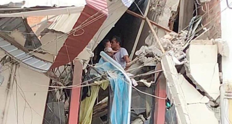 El hombre y su hija de brazos quedaron atrapados entre los escombros en su casa ubicada en la ciudad de Pasaje, donde el sismo dejó daños materiales. FOTO TOMADA DE TWITTER