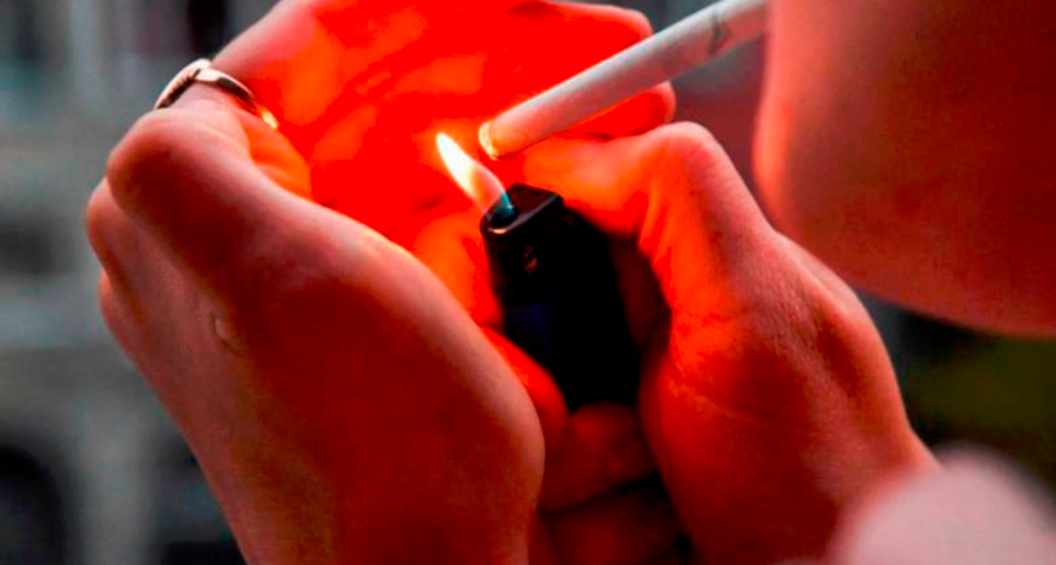 La población colombiana se fumó casi 50 cigarrillos en una semana durante 2022. FOTO: Colprensa. 
