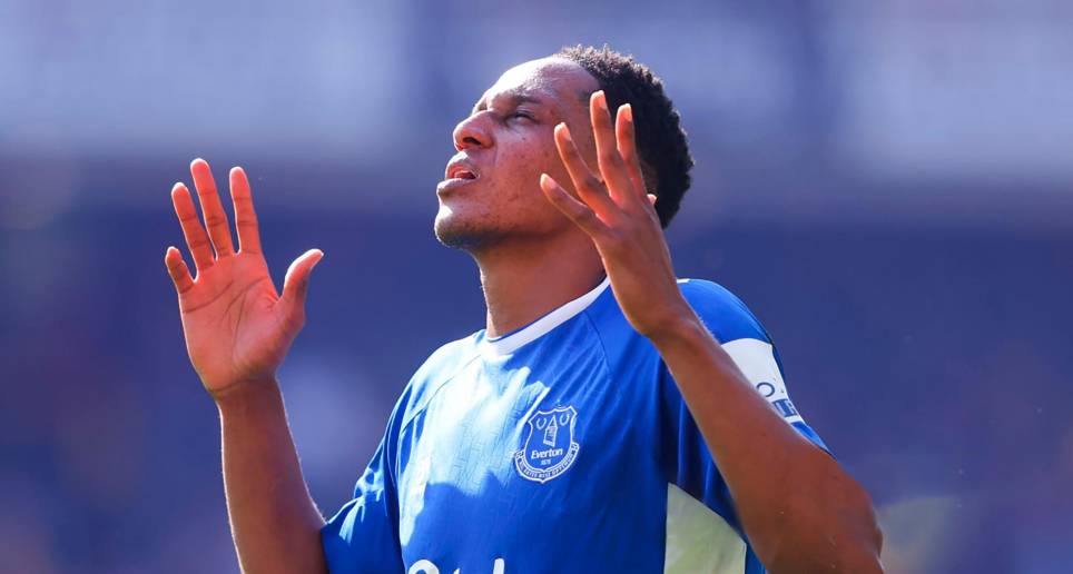 Yerry Mina le salvó un punto al Everton en el último minuto. FOTO: GETTY