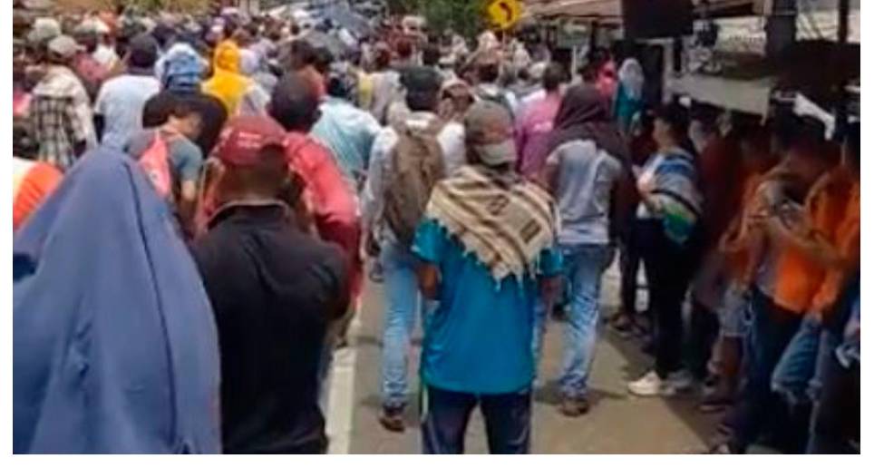 Habitantes de Valdivia y Tarazá protestaron contra operativos policiales por minería irregular. FOTO: Cortesía 