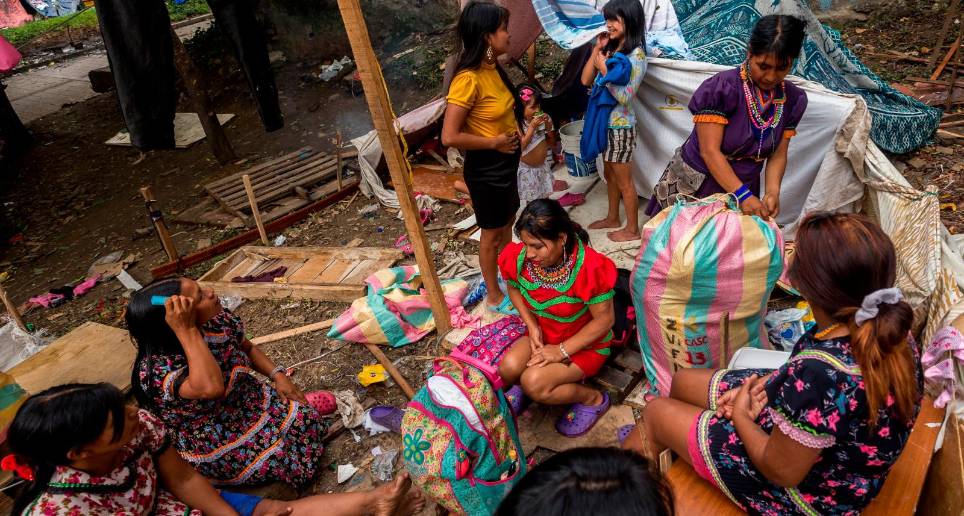 Indígenas recogen sus pertenencias antes de partir a Chocó. FOTO: Cortesía 