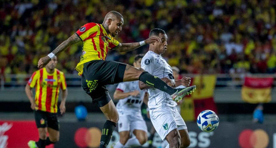Arley Rodríguez y Kevin Aledessami delanteros del Deportivo Pereira. FOTO Juan Antonio Sánchez