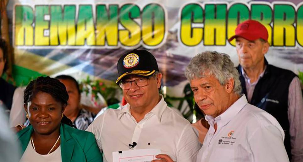 Acompañado por su gabinete y congresistas cercanos, Petro sancionó la iniciativa y aseguró que la tierra debe tener “una función social: producir, no tenerla”. FOTO Presidencia